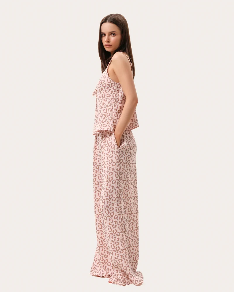 Różowa piżama z muślinu w leopardzi print: top i spodnie z falbanami