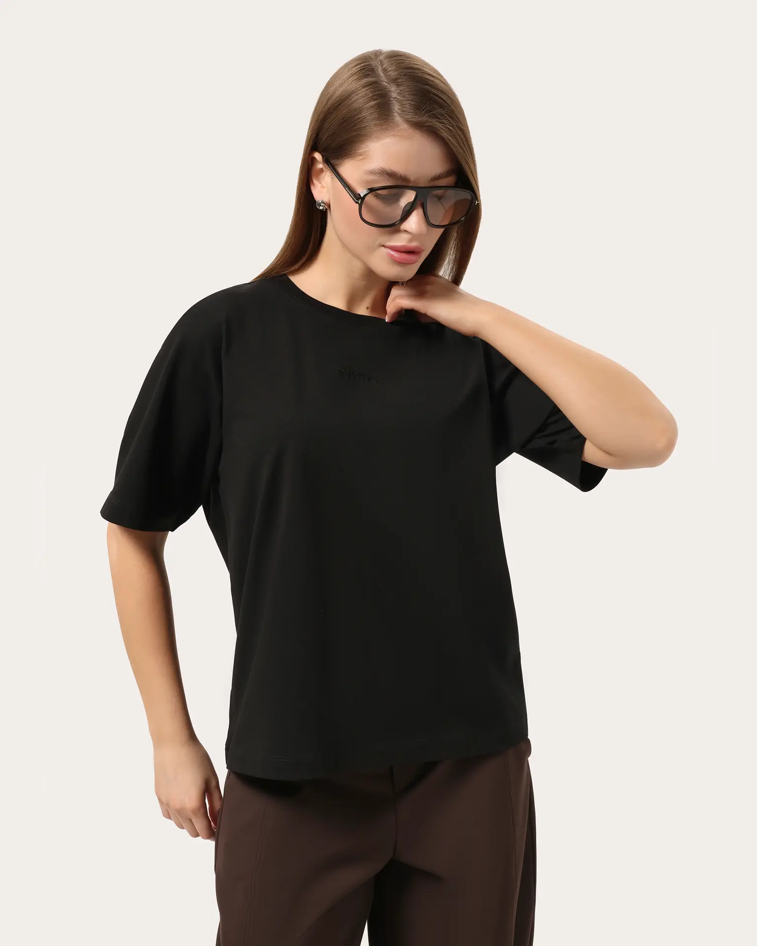 Podstawowa czarna koszulka oversize z logo