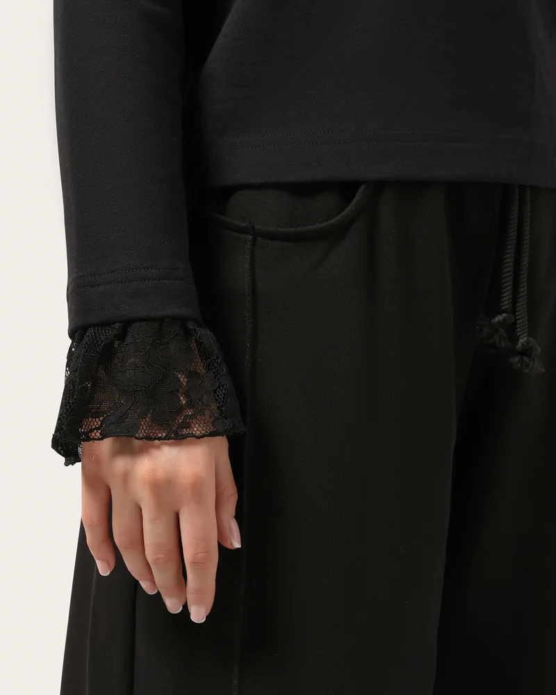 Minimalistyczny longsleeve z koronką na rękawach