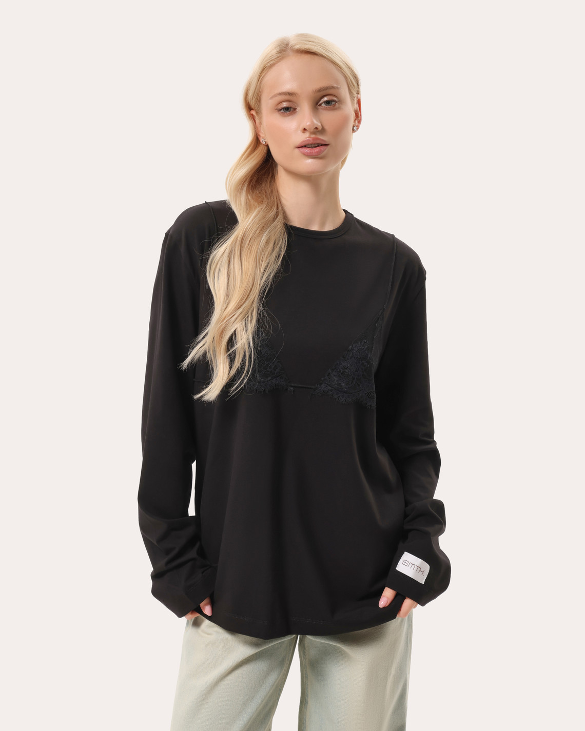 Oversize longsleeve z koronką na dekolcie