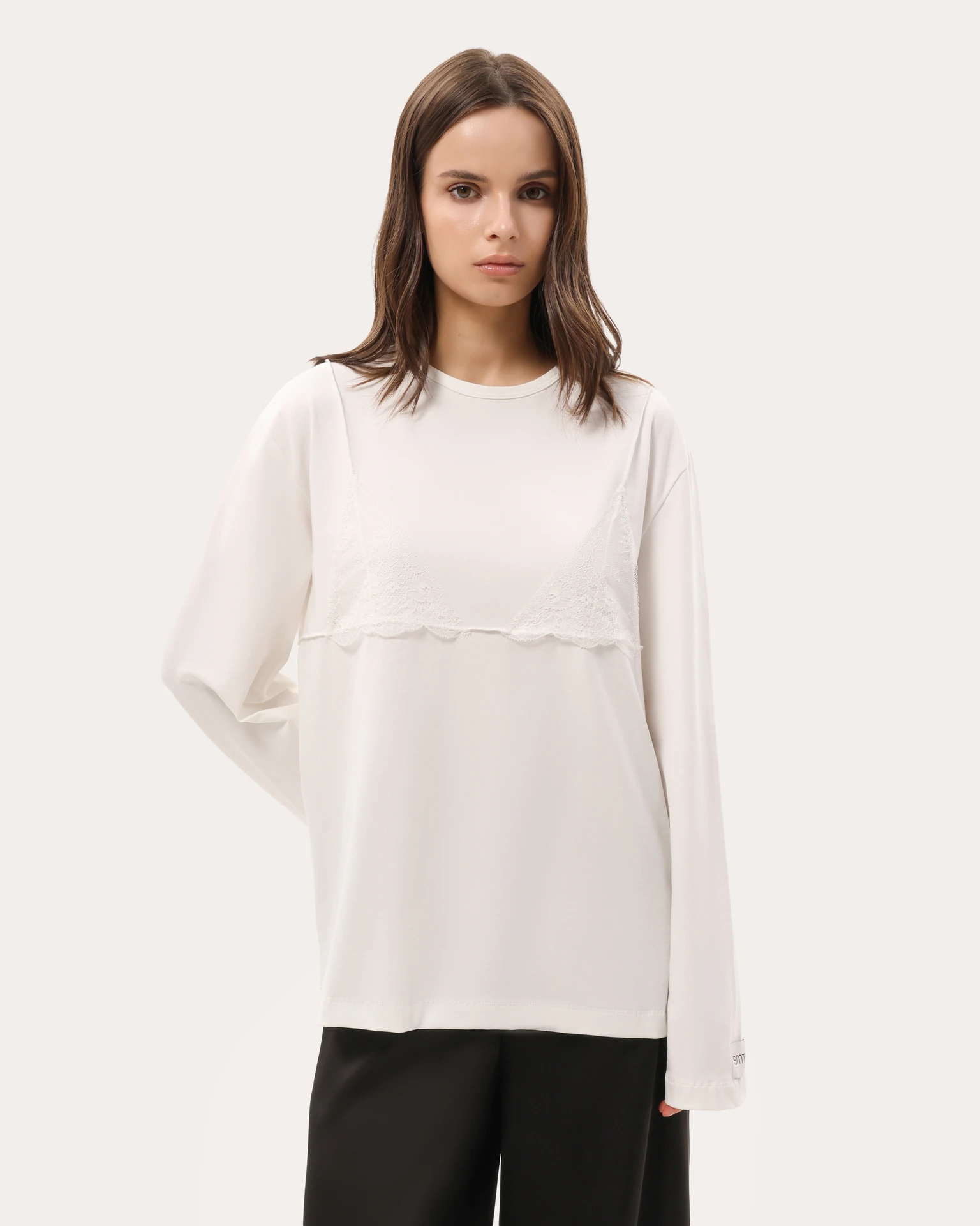 Biały oversize longsleeve z koronką na dekolcie