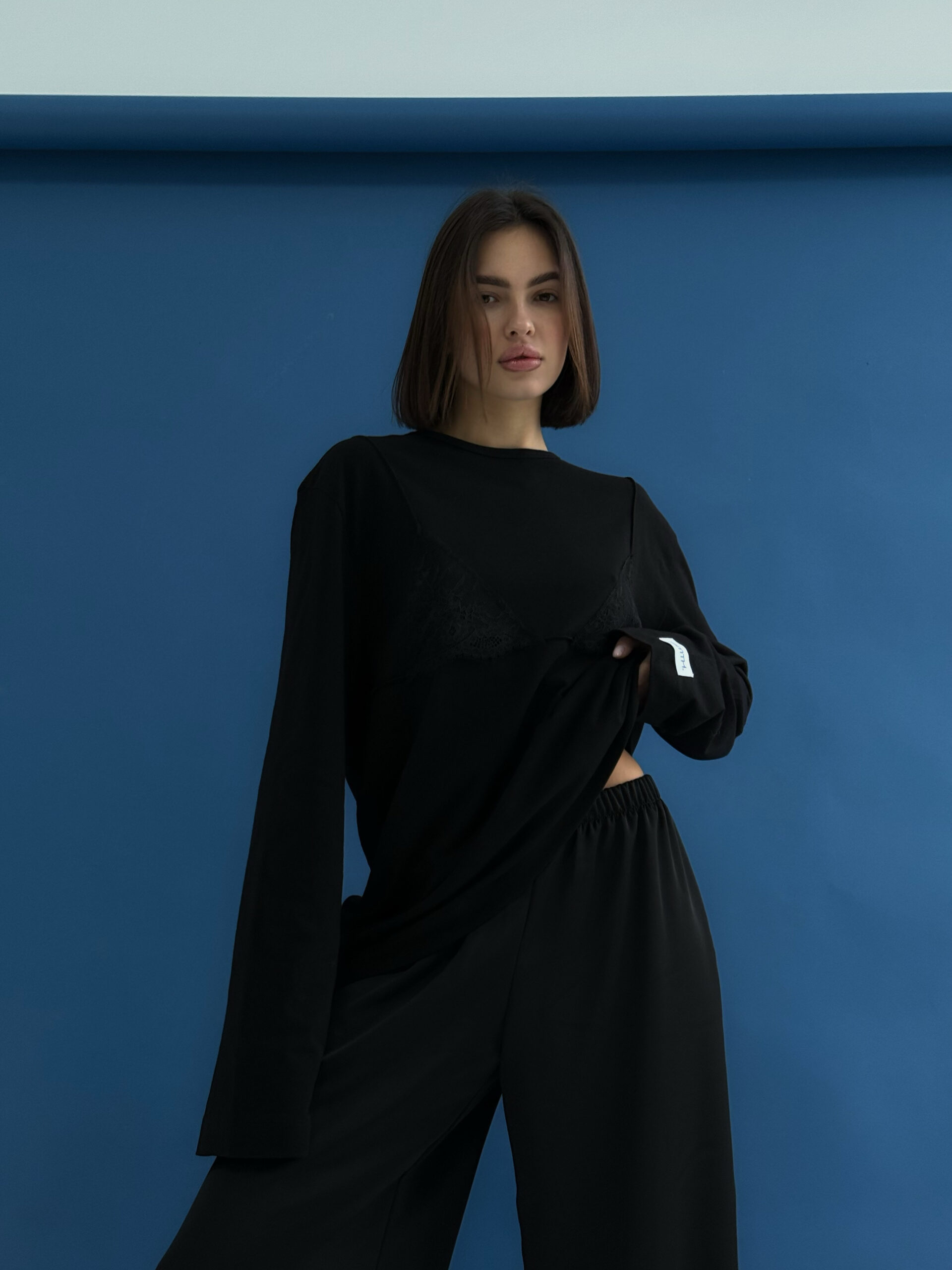Oversize longsleeve z koronką na dekolcie