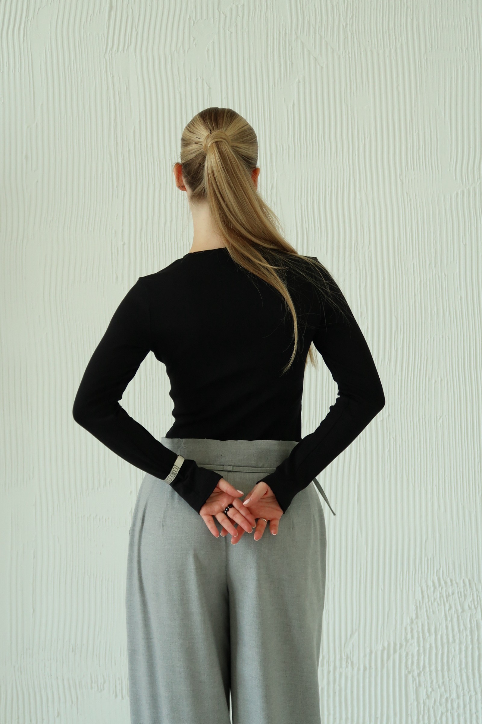 Bazowy czarny dopasowany longsleeve z modalu