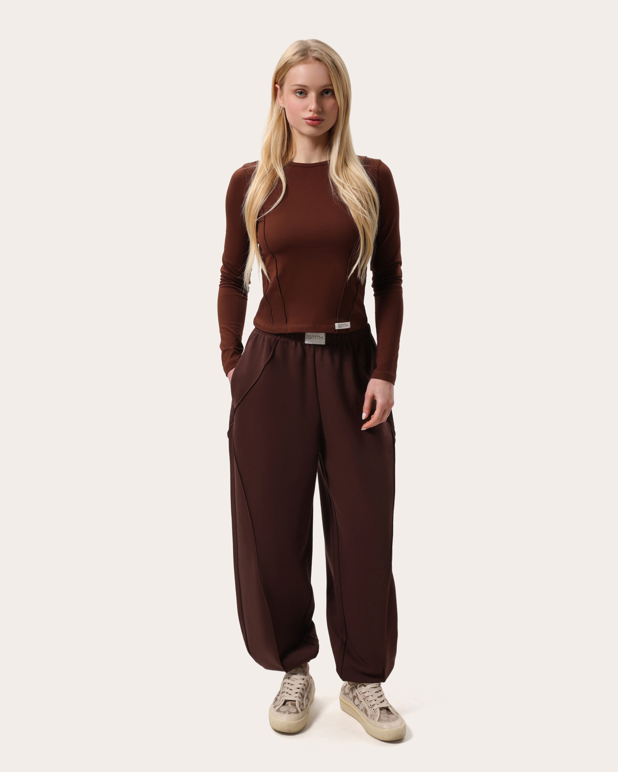 Dopasowany czekoladowy longsleeve z przeszyciami