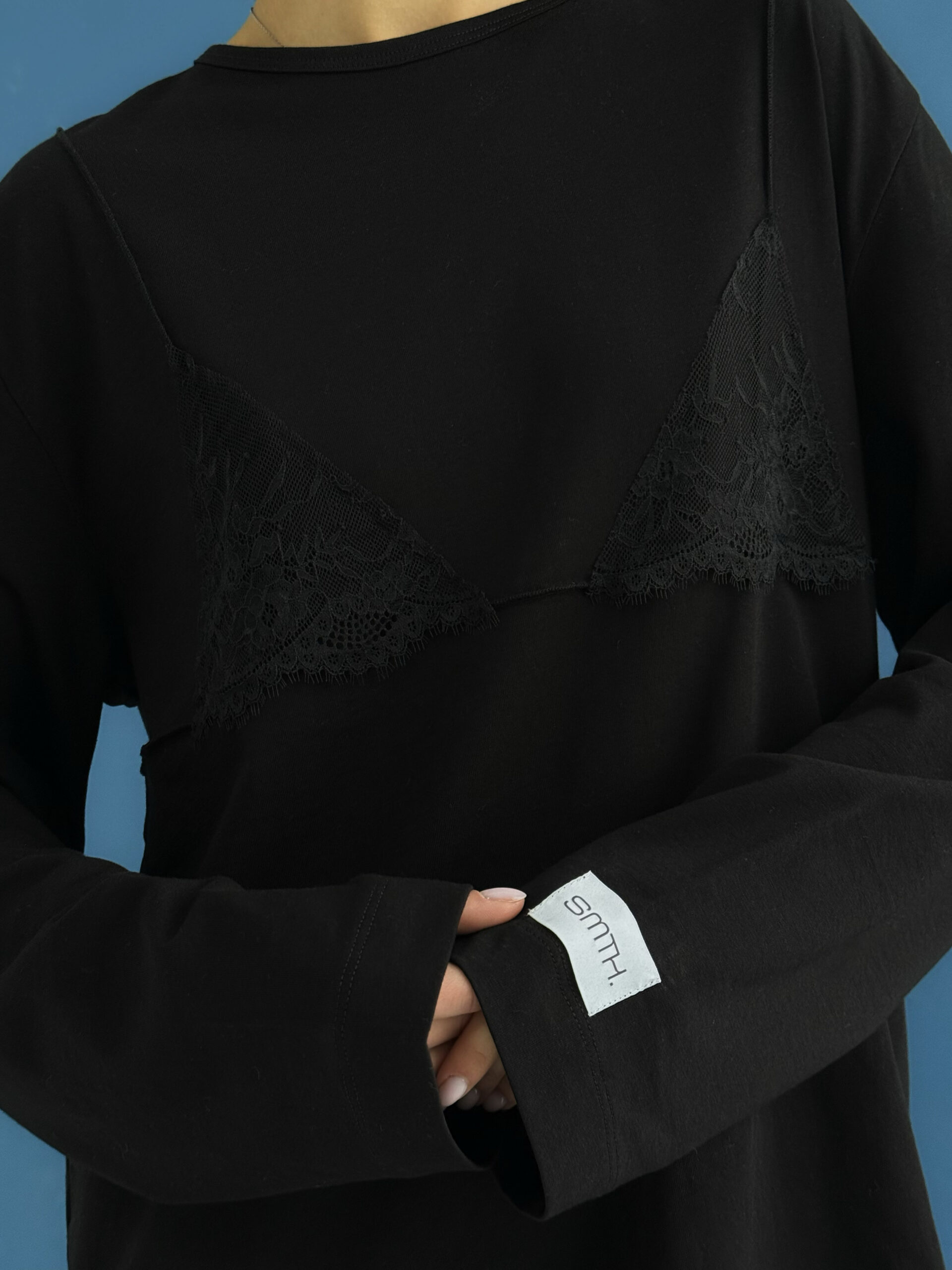 Oversize longsleeve z koronką na dekolcie