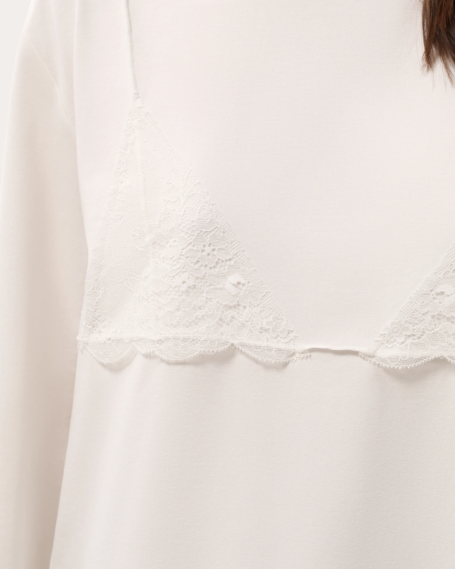 Biały oversize longsleeve z koronką na dekolcie