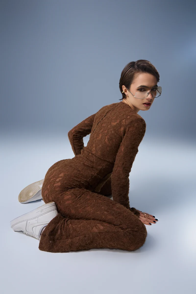 Dopasowany longsleeve z puszystej, teksturowanej koronki