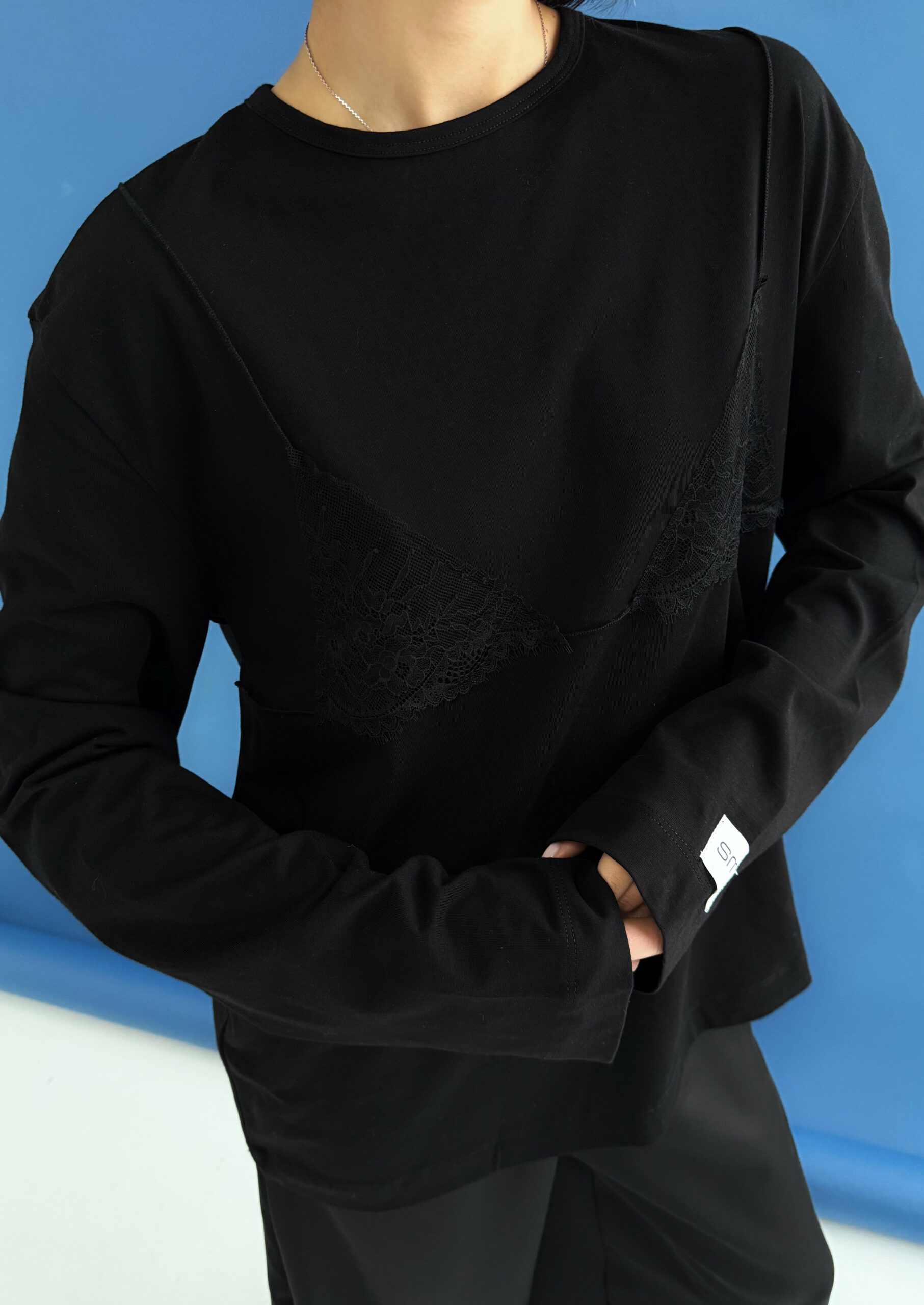 Oversize longsleeve z koronką na dekolcie