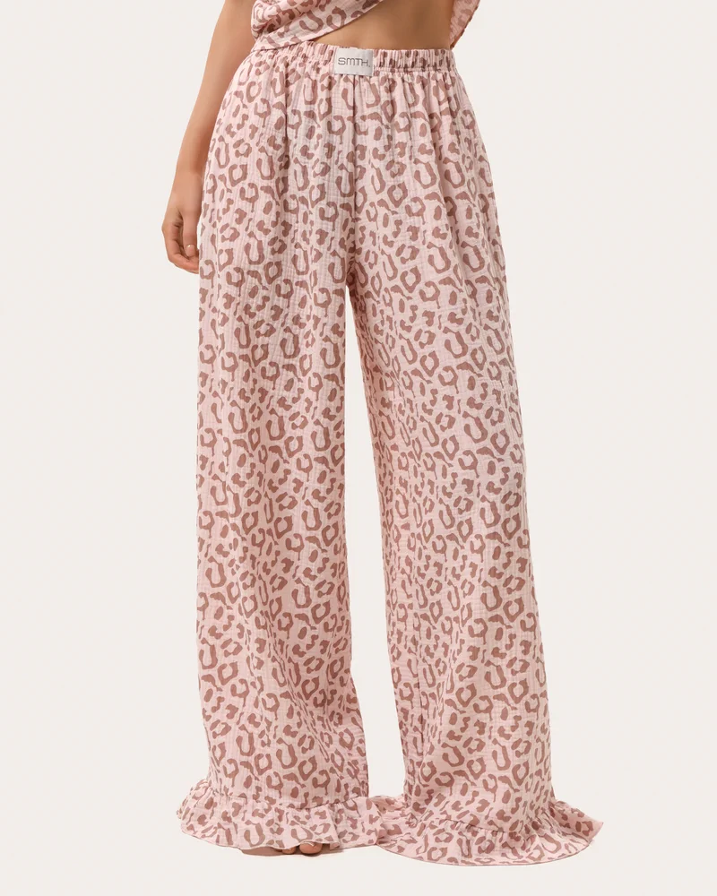Różowa piżama z muślinu w leopardzi print: top i spodnie z falbanami