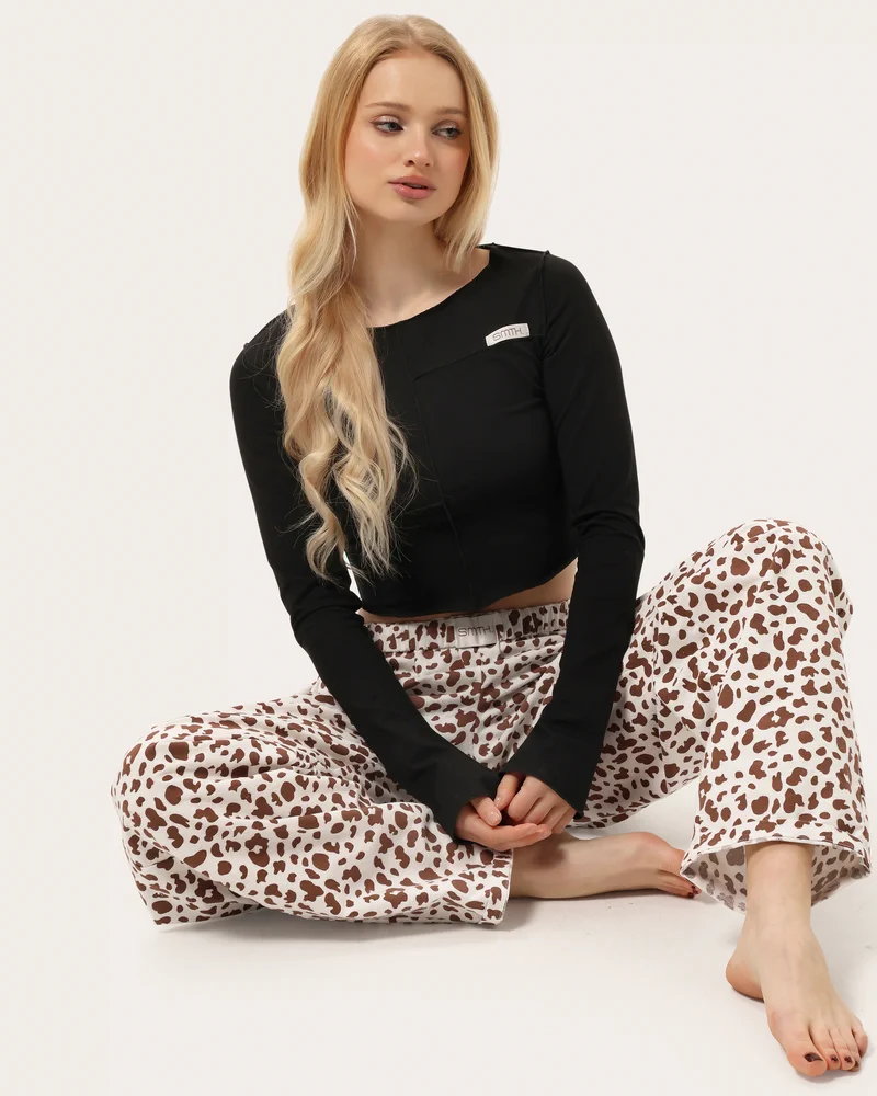 Skrócony longsleeve z zewnętrznymi szwami – czarny