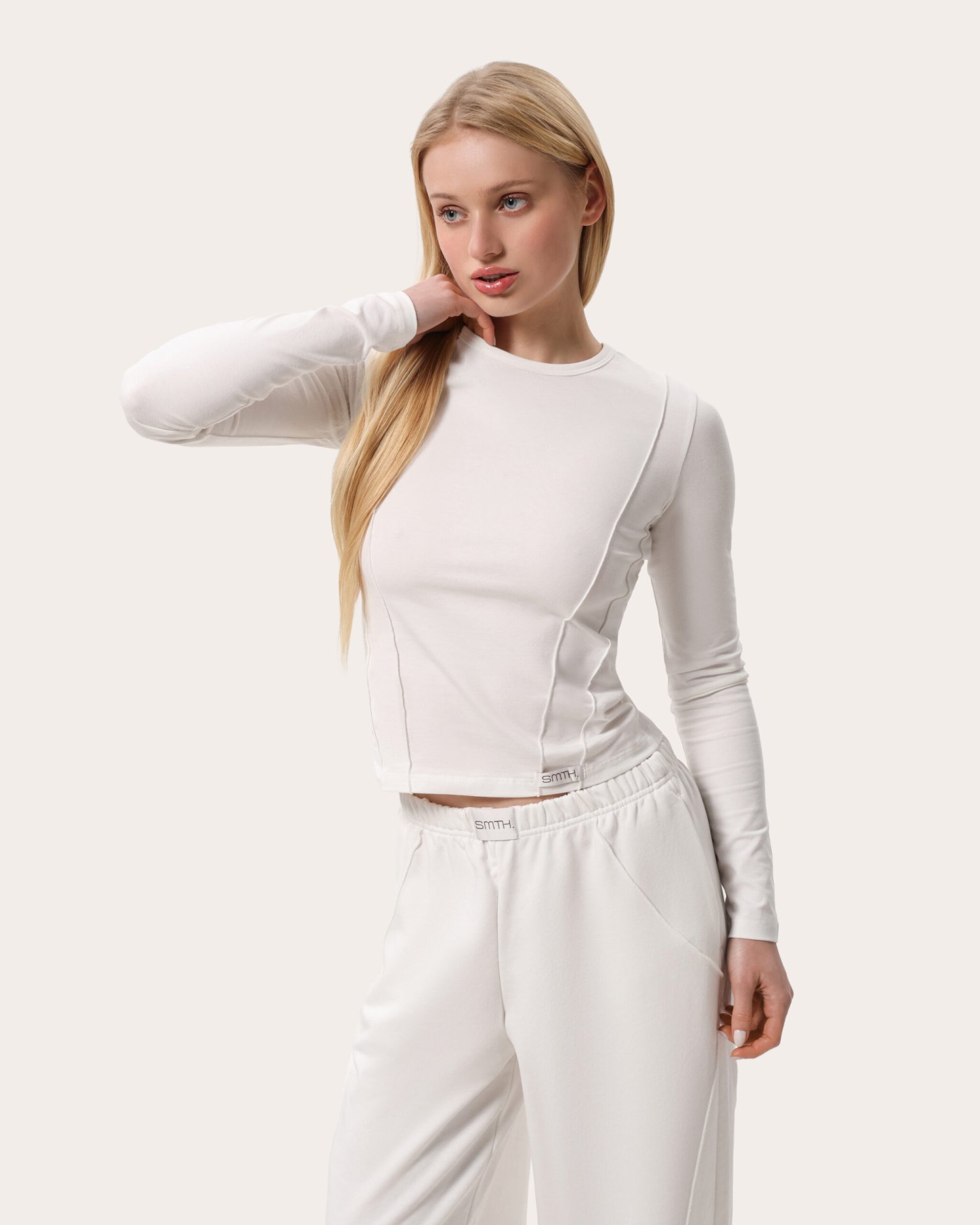 Dopasowany longsleeve z przeszyciami