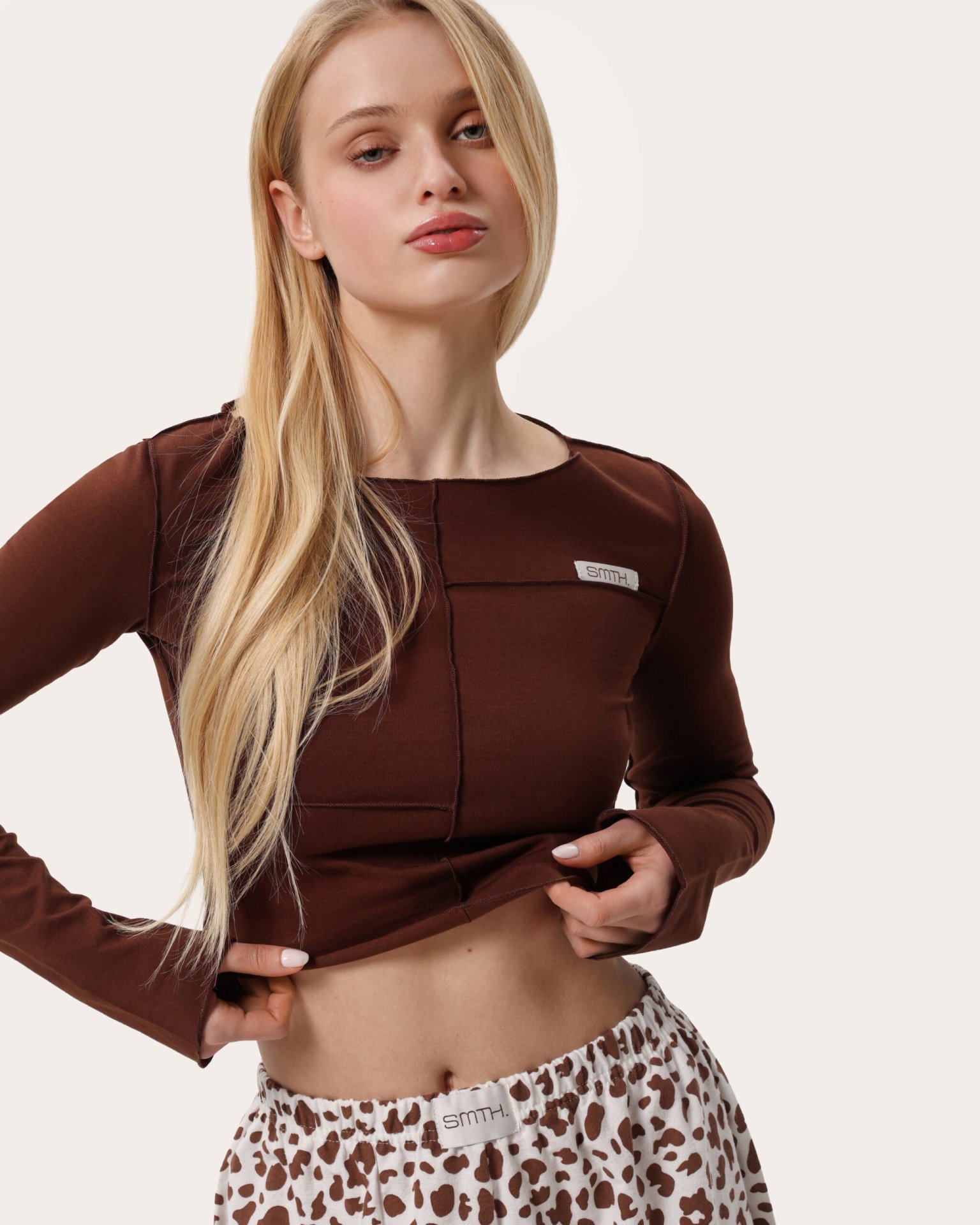 Skrócony longsleeve z zewnętrznymi szwami