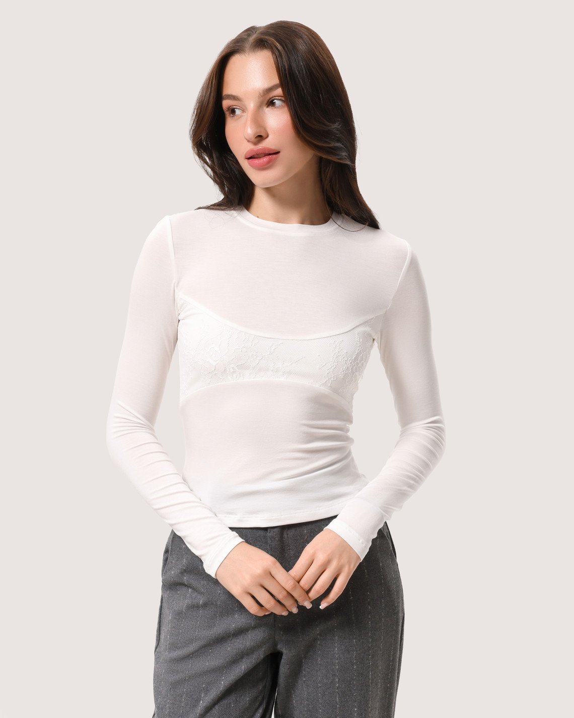 Półprzezroczysty dopasowany longsleeve z tencelu z koronką na biuście