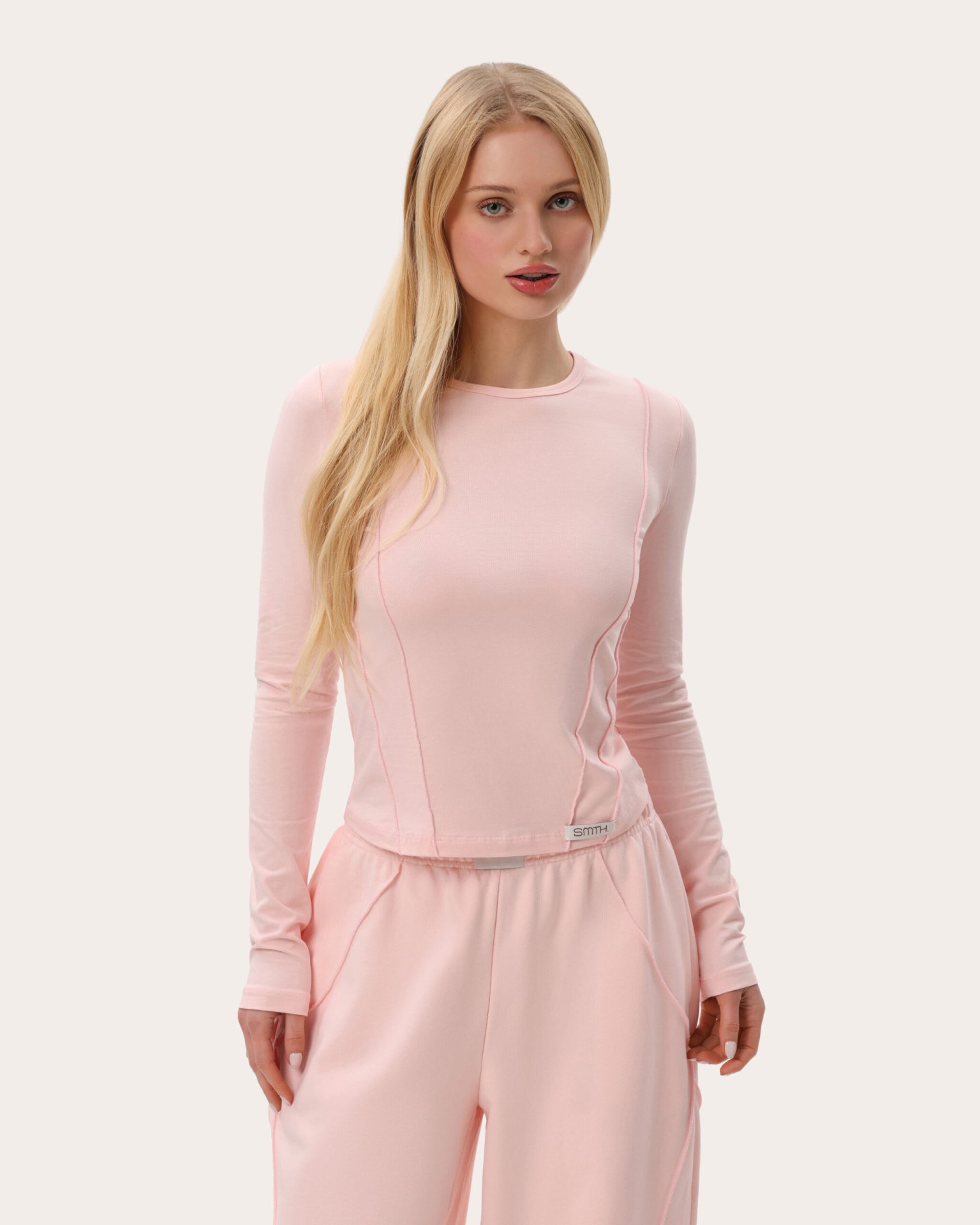 Dopasowany longsleeve z przeszyciami