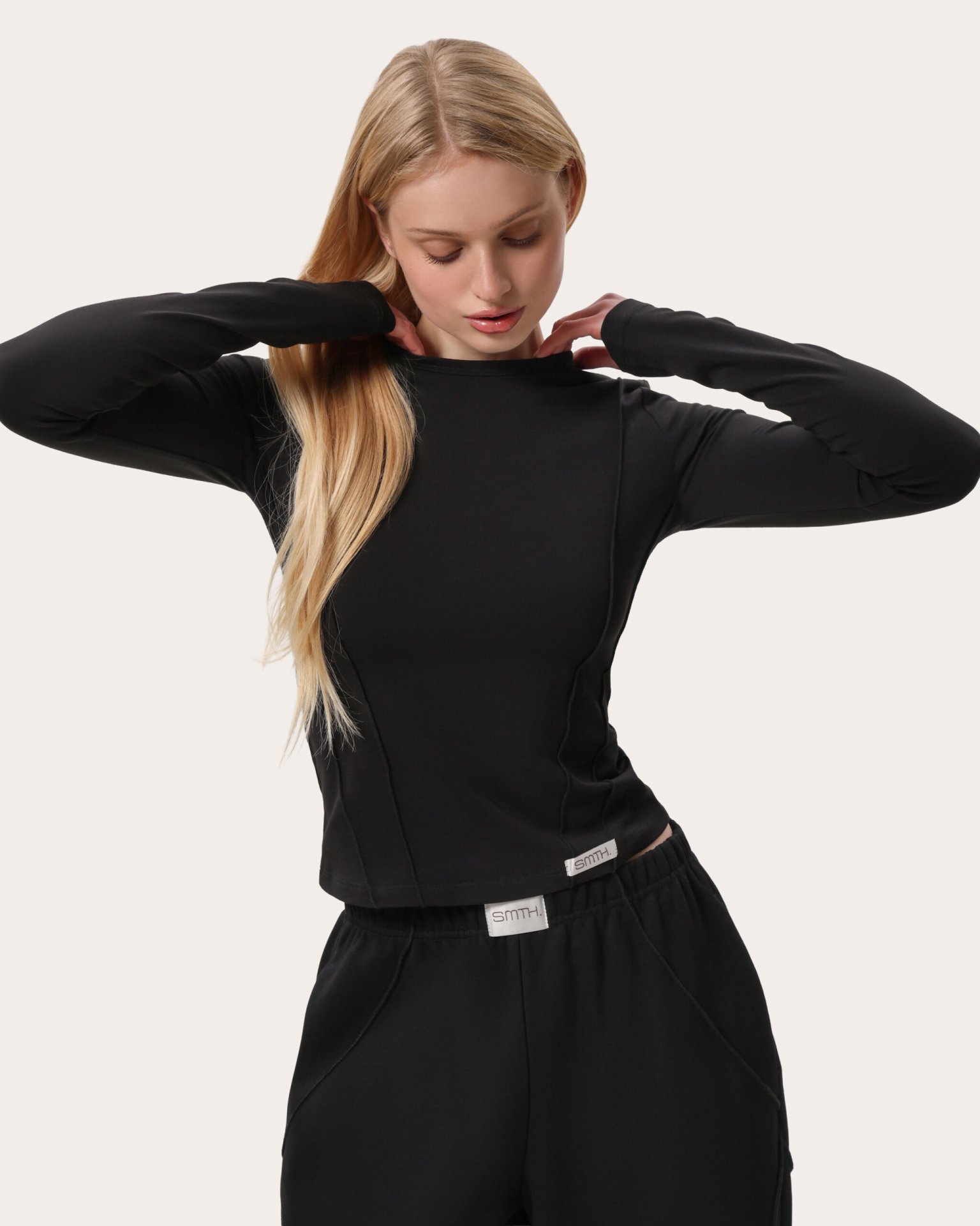 Dopasowany longsleeve z przeszyciami