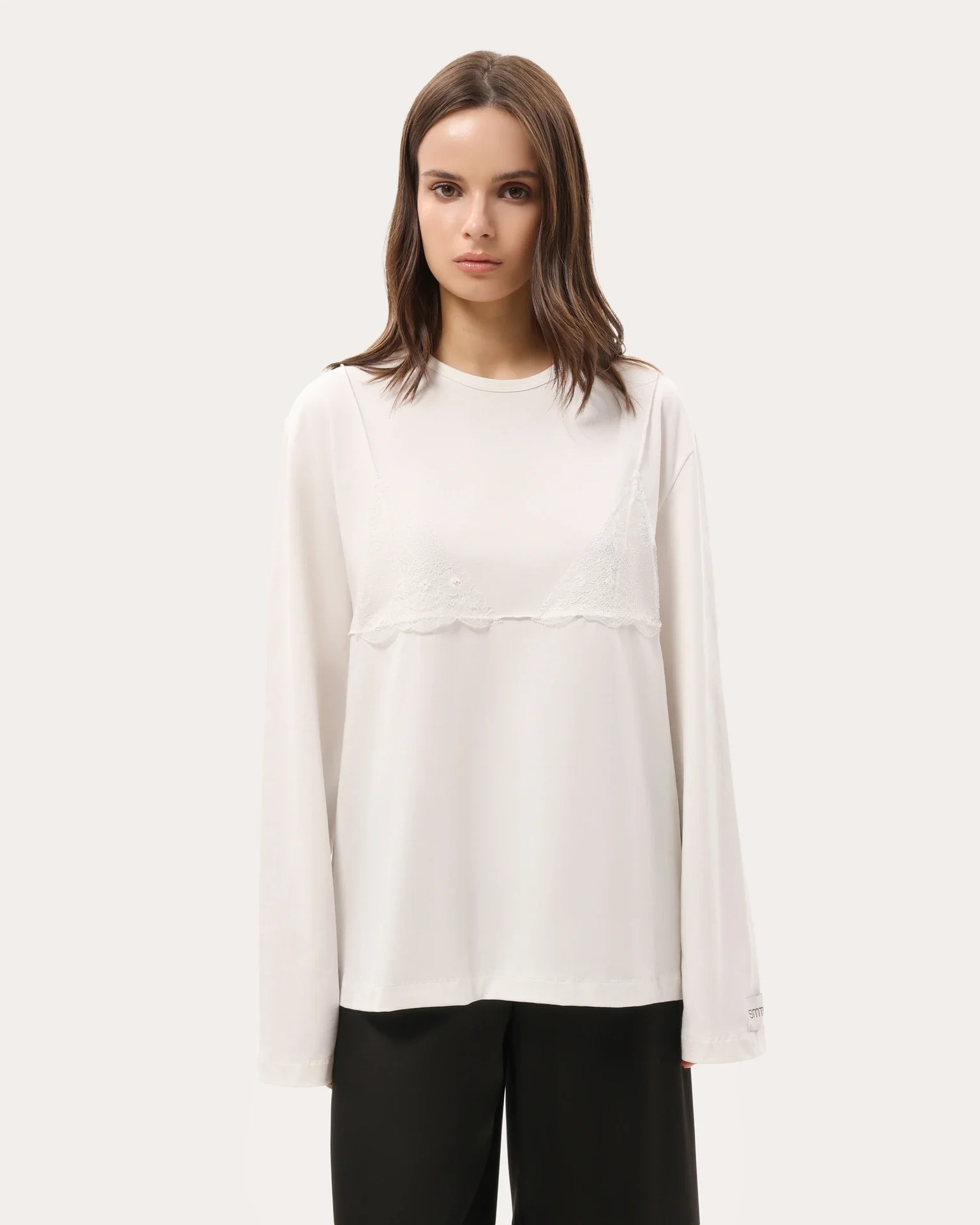 Oversize longsleeve z koronką na dekolcie