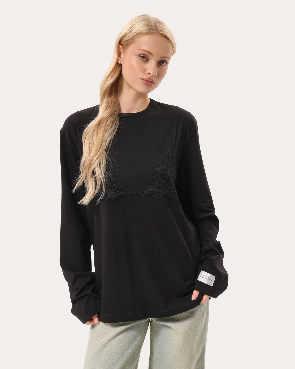 Oversize longsleeve z koronką na dekolcie