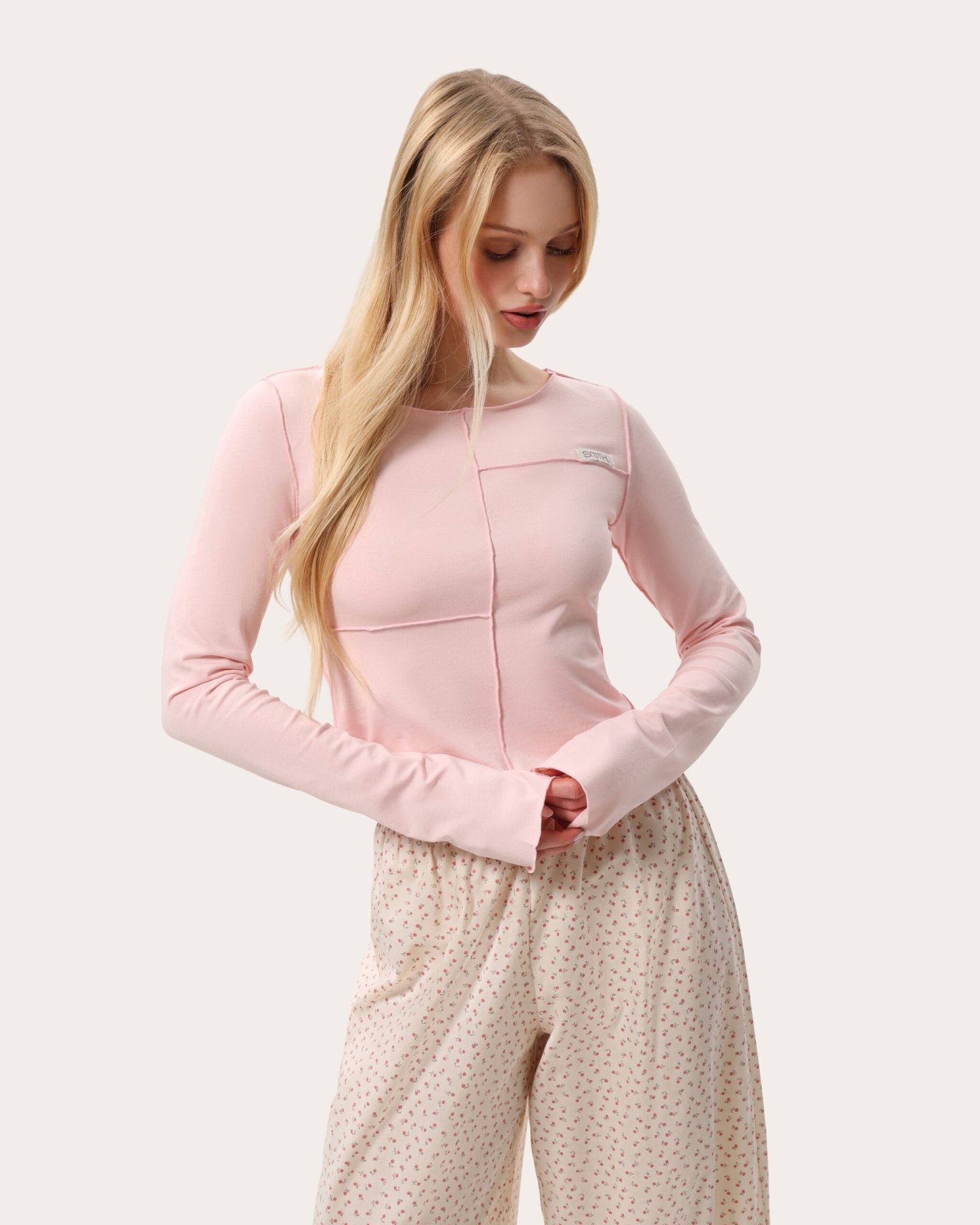 Skrócony longsleeve z zewnętrznymi szwami
