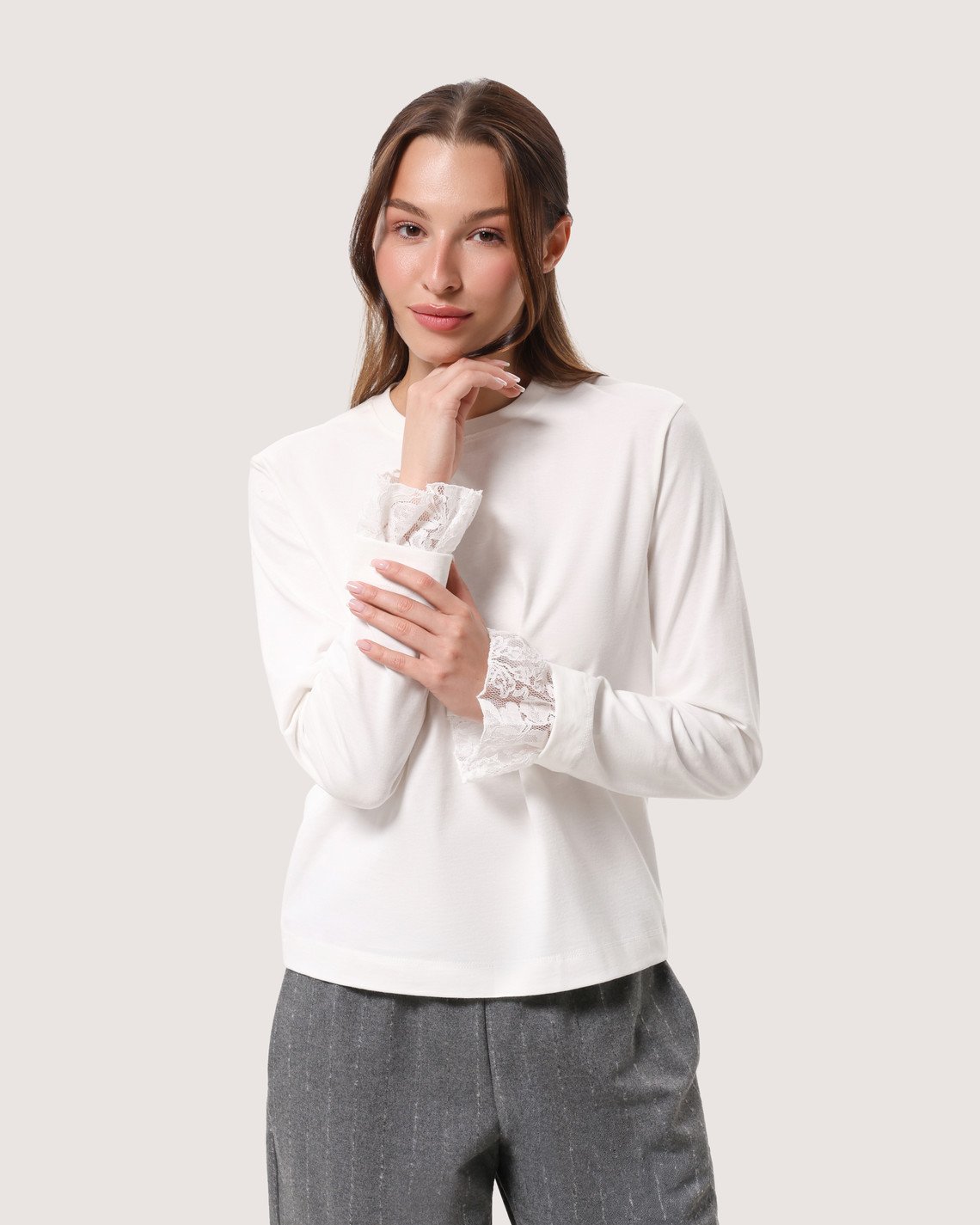 Minimalistyczny longsleeve z koronką na rękawach